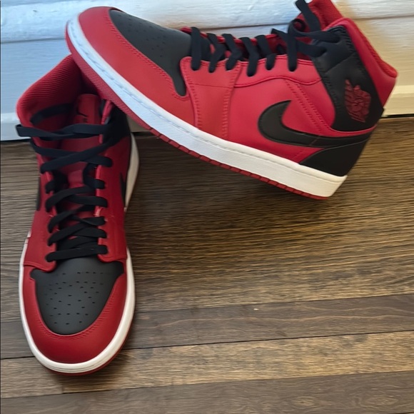 Air Jordan 1 Mid SE - Picture 1 of 8